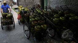 Pedagang eceran gas elpiji tiga kg berada di agen elpiji Karet Kuningan, Jakarta, Selasa (26/5/2015). Untuk menghindari subsidi yang tidak tepat sasaran, Pertamina melabeli gas tiga Kg dengan "Hanya untuk Masyarakat Miskin". (Liputan6.com/Johan Tallo)
