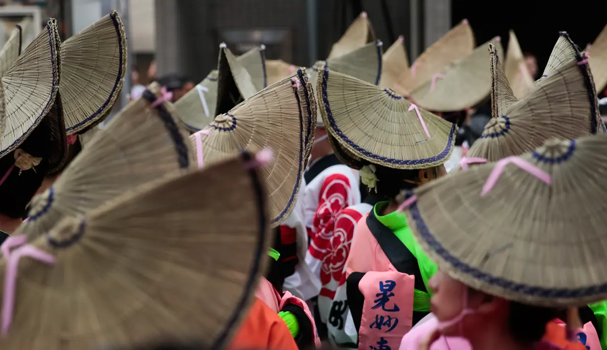 Penari mengenakan topi jerami memenuhi jalan menunggu dimulainya festival tari Koenji Awa-Odori di kawasan Koenji, Tokyo pada 24 Agustus 2019. Dimulai pada 1950-an, Koenji Awa Odori telah berkembang menjadi salah satu festival musim panas terbesar dan terpopuler di Tokyo. (AP/Jae C. Hong)