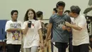Pemerhati basket nasional, Augie Fantinus, saat acara promosi NBA di Kolese Kanisius, Jakarta, Jumat (2/2/2018). Pengenalan NBA ke sekolah ini untuk meningkatkan animo generasi muda Indonesia untuk semakin mencintai basket. (Bola.com/M Iqbal Ichsan)