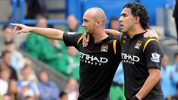 Gelandang Manchester City, Stephen Ireland merayakan golnya bersama Carlos Tevez dalam partai Liga Premier antara Blackburn Rovers versus Manchester City di Ewood Park, Blackburn, 15 Agustus 2009. AFP PHOTO/Martin Elliot