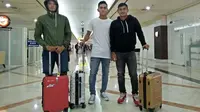 Tiga pemain PS TNI, Derry Herlangga, Imam Faturahman dan Al Irfandi, bersiap liburan di Bandung. (Bola.com/Permana Kusumadijaya)