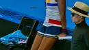 Naomi Osaka beristirihat setelah mendapat satu poin saat bertanding melawan Anastasia Pavlyuchenkova dari Rusia pada hari ke enam turnamen tenis Hopman Cup di Perth (4/1). Naomi tumbang 6-3 6-3 atas Anastasia Pavlyuchenkova. (AFP Photo/Tony Ashby)