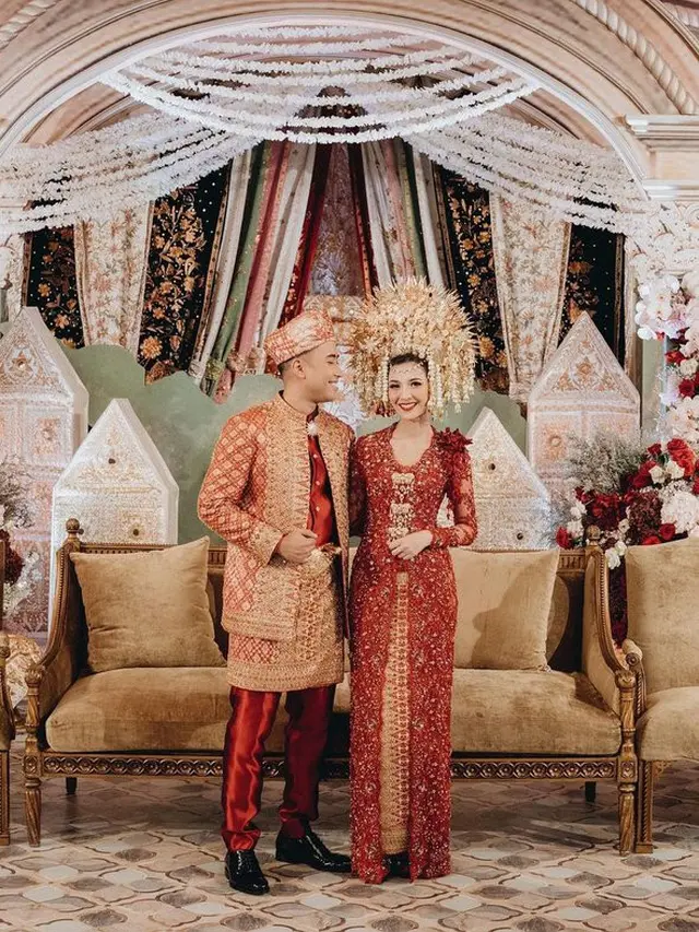 6 Potret Resepsi Vidi Aldiano dan Sheila Dara Pakai Adat Minang, Serba Merah