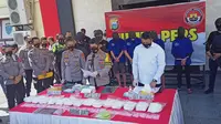 Polisi merilis penangkapan 13 kilogram sabu dan 2.900 ekstasi (Liputan6.com/Fauzan)