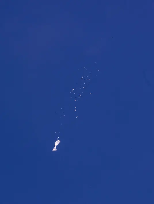 <p>Sisa balon mata-mata China terjatuh di atas Samudra Atlantik, South Carolina, Amerika Serikat, 4 Februari 2023. Presiden Amerika Serikat Joe Biden berada di bawah tekanan untuk menembak jatuh balon itu sejak pertama kali muncul di wilayah udara Amerika Serikat. (Chad Fish via AP)</p>