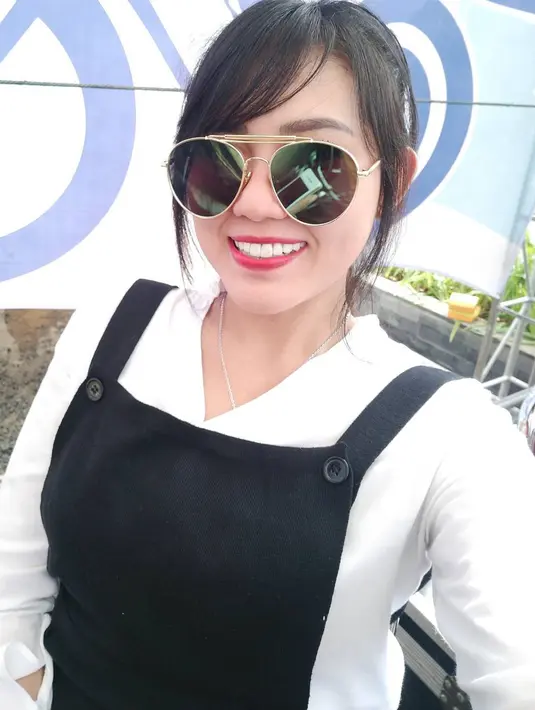 Penampilan pelantun tembang Sayang ini semakin modis dengan kacamata hitam. (foto: instagram.com/viavallen)
