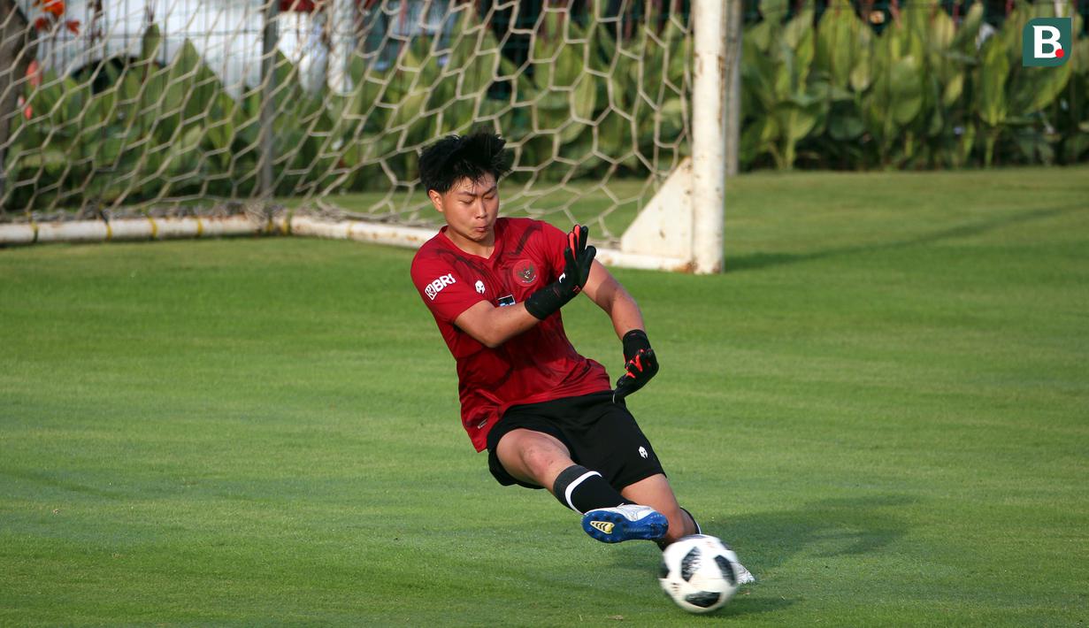 <p>Penjaga gawang Timnas Indonesia U-17, Aaron Nathan Ang, mengikuti sesi latihan di Lapangan ABC, Senayan, Jakarta, Sabtu (15/7/2023). Latihan tersebut digelar guna persiapan menghadapi Piala Dunia U-17 yang akan digelar 10 November hingga 2 Desember 2023 di Indonesia. (Bola.com/Ikhwan Yanuar)</p>