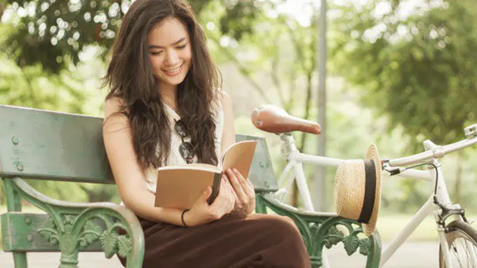 Membaca buku/vemale.com.