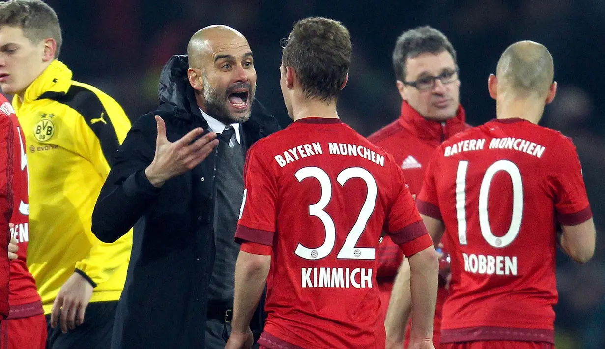 Pelatih Bayern Munchen, Pep Guardiola (2kiri) memberikan instruksi kepada Joshua Kimmich saat melawan Borussia Dortmund pada lanjutan Bundesliga 2015-2016 di Stadion Signal Iduna Park ,Dortmund, Minggu (5/3/2016) dini hari WIB. (EPA/Ina Fassbender)