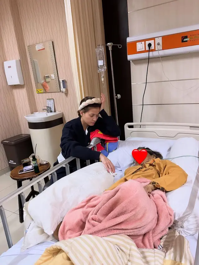 6 Potret Chika Jessica Dampingi Ibunda yang Sakit Stroke, Minta Doa Kesembuhan