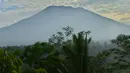 Pemandangan Gunung Agung dari Karangasem di pulau resor Bali, Indonesia (24/9). Letusan gunung Agung terjadi antara tahun 1963 dan 1964 menewaskan lebih dari 1.000 orang dan mencederai ratusan lainnya. (AFP Photo/Sonny Tumbelaka)