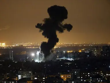 Asap hitam mengepul menyusul serangan udara militer Israel ke kota Gaza, Palestina, (12/7/2014). (AFP PHOTO/Thomas Coex)