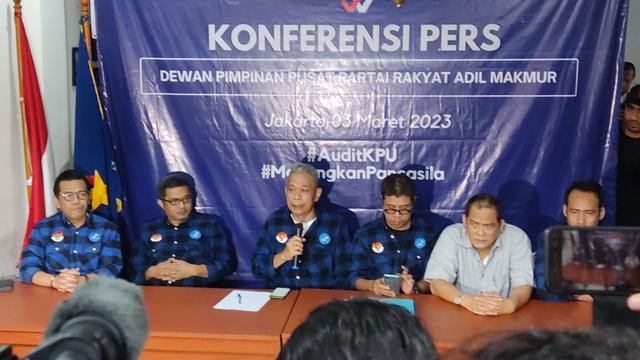 Ketua Umum Partai Prima Agus Jabo Priyono dalam jumpa pers.
