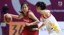 Pebasket putri Indonesia, Adelaide C Wongsohardjo (kiri) mencoba melewati adangan pemain China pada perempat final Basket 5x5 putri Asian Games 2018 di Hall A GBK, Jakarta, Minggu (26/8). Indonesia kalah 141-37. (Liputan6.com/Helmi Fithriansyah)