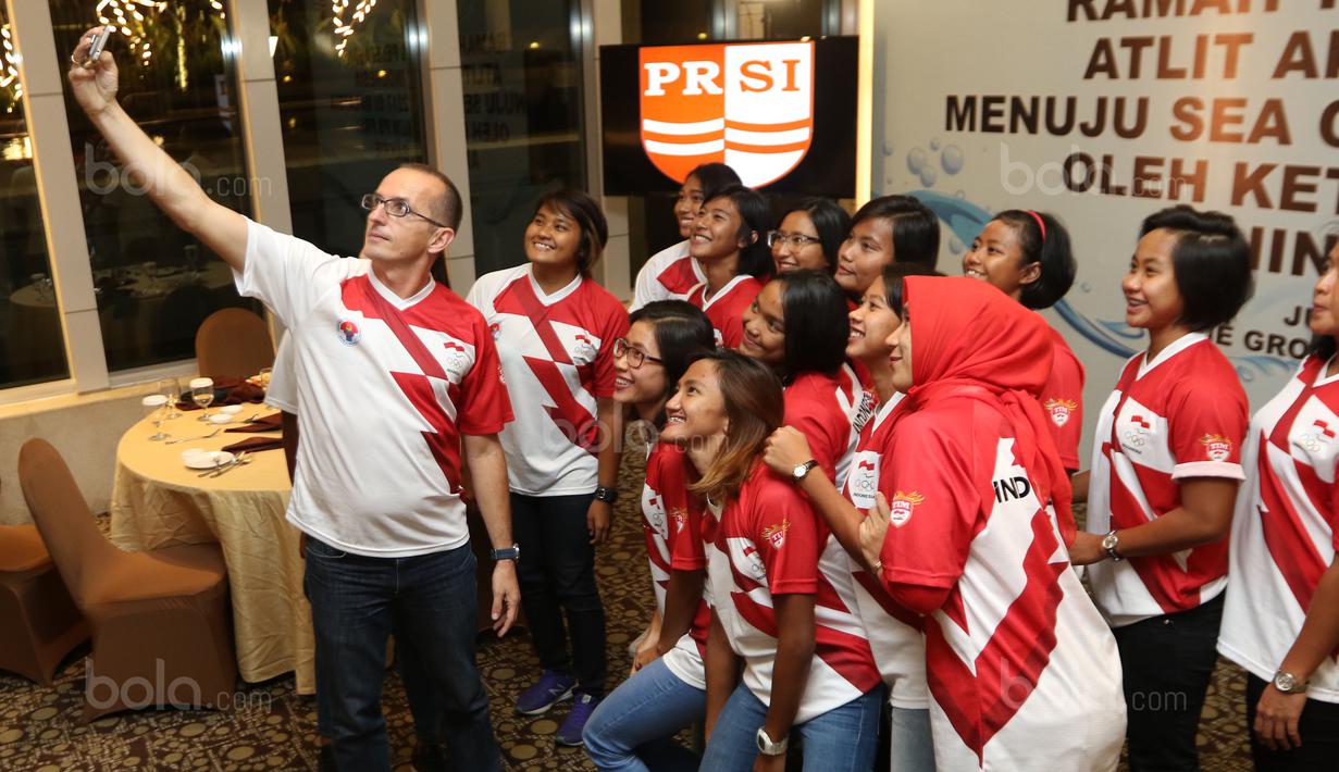 Ekspresi Atlet Polo Air Putri Indonesia saat berfoto selfie usai acara pelepasan tim di Epicentrum, Jakarta, Jumat (11/8/2017). Akuatik diharapkan merebut lima emas pada SEA Games 2017. (Bola.com/Nicklas Hanoatubun)