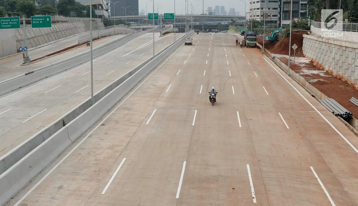 Suasana proyek pembangunan Tol Depok-Antasari (Desari) seksi 1 di Jakarta Selatan, Selasa (17/7). BPJT Kementerian PUPR memyatakan tol seksi 1 yang menghubungkan Antasari-Brigif sepanjang 5,80 km bakal segera selesai. (Liputan6.com/Immanuel Antonius)