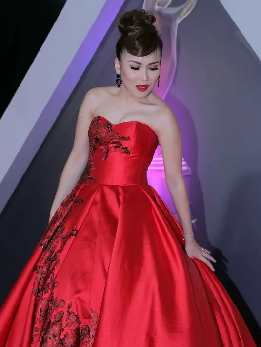 Pada malam penghargaan Anugerah Musik Indonesia (AMI) Awards 2016, Ayu Ting Ting menjadi pusat perhatian saat berjalan di karpet merah. Malam itu, ia tampil dengan gaun merah. (Deki Prayoga/Bintang.com)