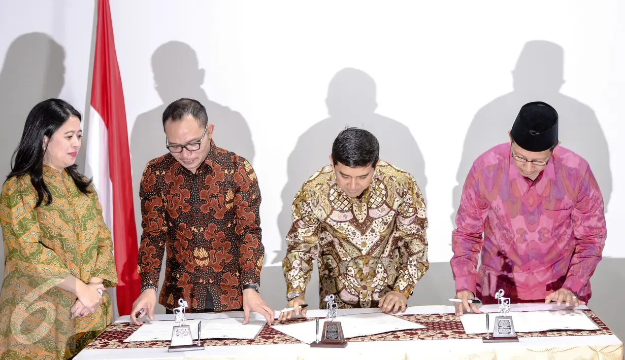 Menko Bidang Pembangunan Manusia dan Kebudayaan, Puan Maharani (kiri) menyaksikan penandatanganan draft Surat Keputusan Bersama (SKB) Libur Nasional dan Cuti Bersama tahun 2016, Jakarta, Kamis (25/6/2015). (Liputan6.com/Faizal Fanani) 