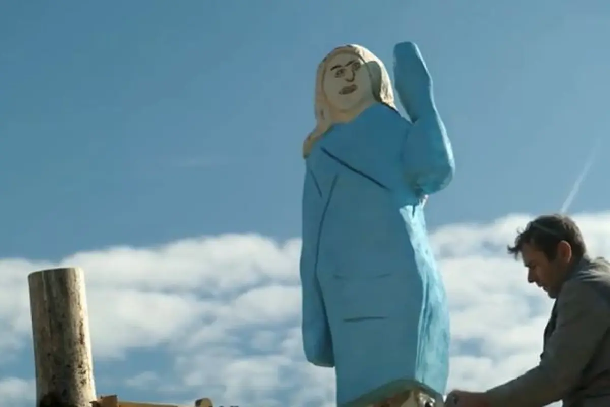 Patung Kayu Melania Trump