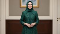 Model Gamis Blazer Brokat Mewah tapi Sederhana untuk Wanita 45 Tahun (AI)
