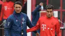Gelandang baru Bayern Munchen, Philippe Coutinho (kanan) bersama pelatih Niko Kovac  bersiap mengikuti sesi latihan di Munich, Jerman selatan (20/8/2019). Munchen meminjam Coutinho dari Barcelona selama satu musim dengan biaya 8,5 juta euro atau sekitar Rp 134,3 miliar. (AFP Photo/Christof Stache)