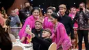 Di sela-sela acara, Kaesang terlihat mengajak foto bersama kakak-kakaknya. Sang istri, Erina Gudono pun sudah tampak begitu akrab dengan kakak-kakak iparnya. Mereka terlihat begitu ceria saat berkumpul bersama. (Liputan6.com/IG/@kaesangp)