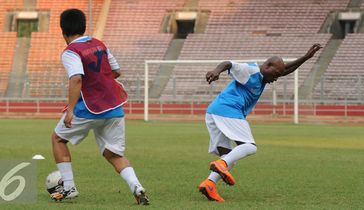 Mantan pemain timnas Indonesia. Alexander Pulalo (kanan) melakukan latihan bersama tim Primavera Baretti di Stadion GBK Jakarta, Kamis (19/5/2016). Primavera akan melakoni laga melawan legenda Italia, Sabtu (21/5). (Liputan6.com/Helmi Fithriansyah)