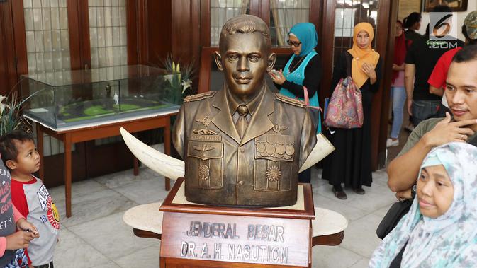 Patung Jendral AH Nasution yang terpajang di Museum AH Nasution di Menteng, Jakarta, Sabtu (30/9). Museum ini semula adalah kediaman pribadi dari Pak Nasution yang ditempati bersama dengan keluarganya sejak tahun 1949. (Liputan6.com/Angga Yuniar)