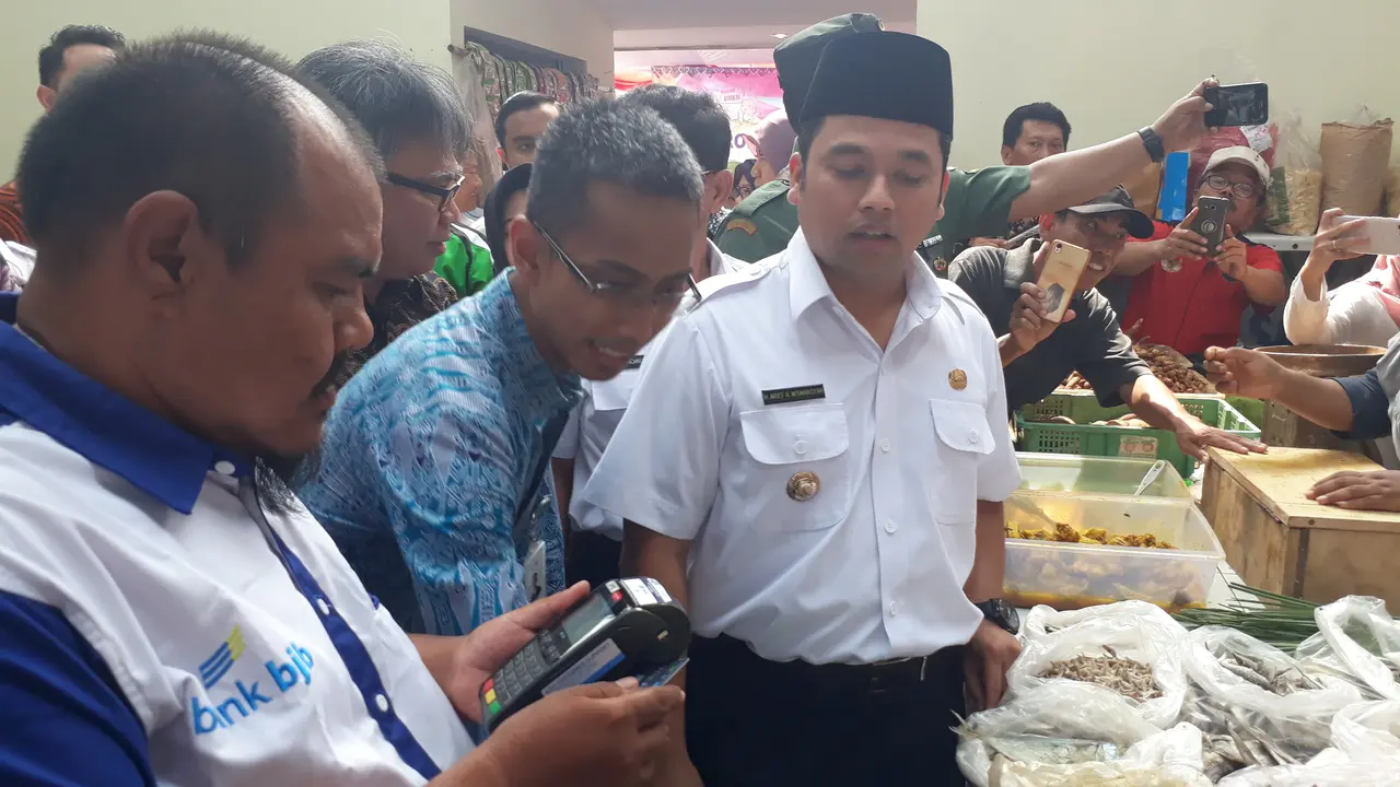 Wali Kota Tangerang saat mengunjungi Pasar yang menggunakan sistem nontunai. (Liputan6.com/Istimewa)