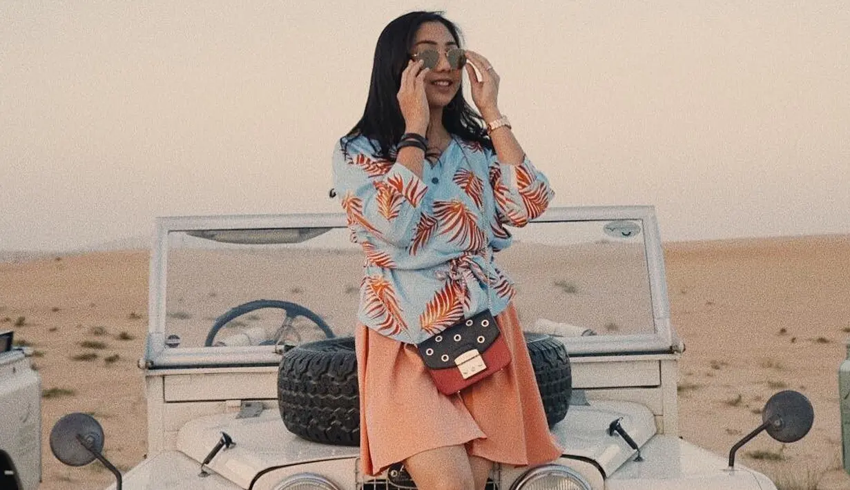 Kemeja dengan motif print selalu jadi pilihan tepat saat ingin tampil seru tanpa perlu banyak aksen.  (Foto: Instagram/ Winona Willy).