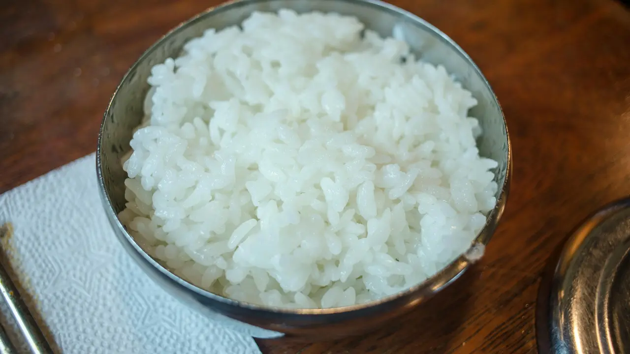 Cara Menghangatkan Nasi Sisa agar Pulen dan Wangi