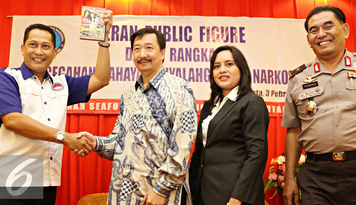 Budi Waseso (kiri) berfoto bersama usai acara bertajuk 'Peran Publik Figure dalam Rangka Pencegahan Bahaya Penyalahgunaan Narkotika', Jakarta (3/2). Acara bertujuan mengajak public figure untuk mengampanyekan antinarkoba. (Liputan6.com/Immanuel Antonius)