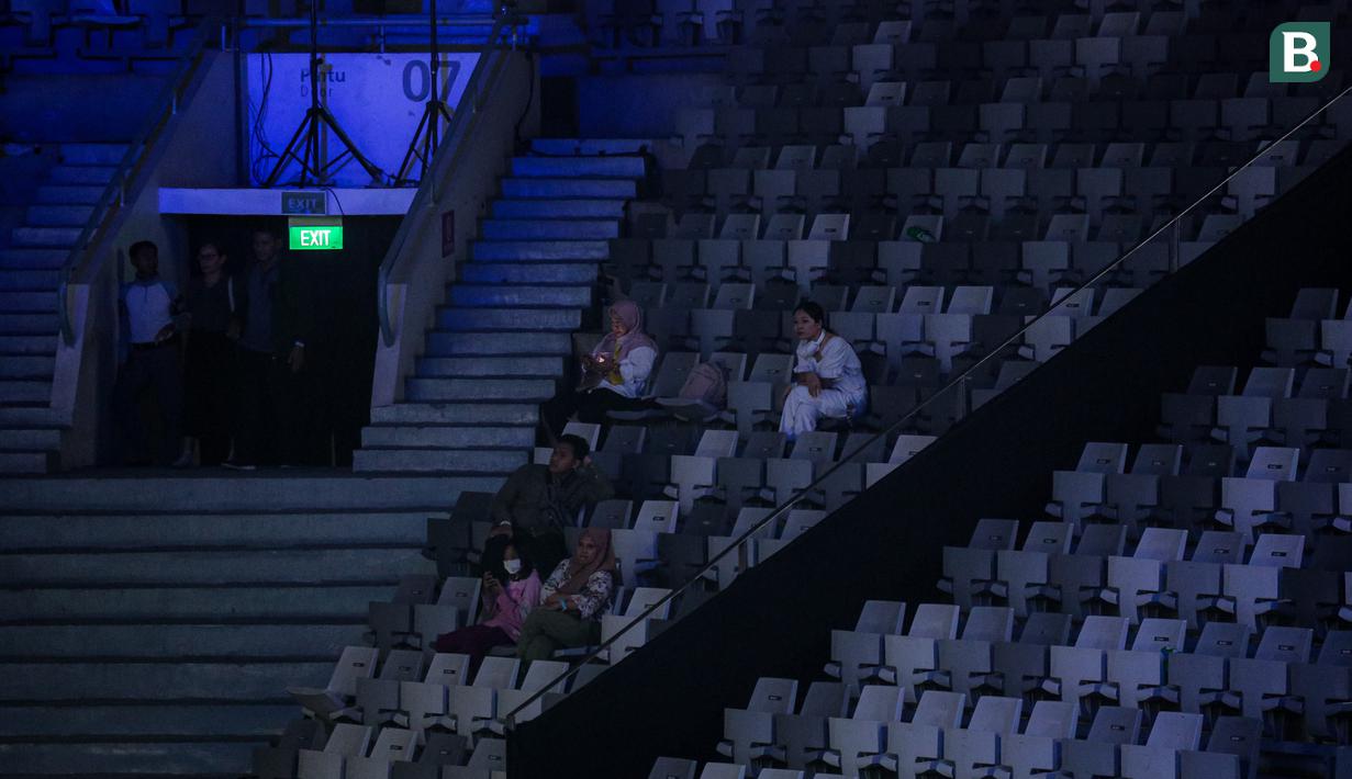 Kursi-kursi kosong di tribune Istora Senayan, Jakarta saat babak 16 besar Indonesia Open 2024 pada Kamis (06/06/2024). (Bola.com/Bagaskara Lazuardi)