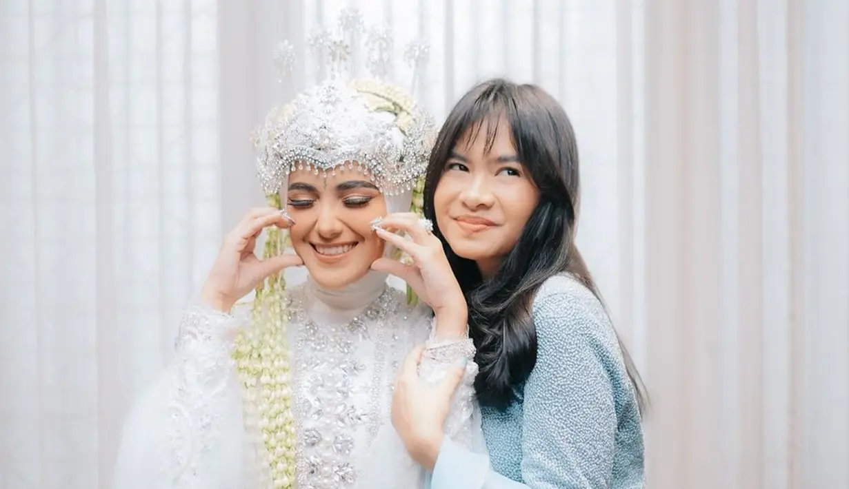 Salsadhilla Juwita membagikan potretnya saat mengantarkan Nadya Mustika Rahayu ke pelaminan. Dalam caption, anak pertama Iis Dahlia itu sudah menganggap Nadya seperti adiknya sendiri. Ia pun turut senang dan berdoa agar pernikahan tersebut menjadi awal dari kebahagiaan Nadya untuk selamanya. (Liputan6.com/IG/@salshaindradjaja)