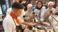 Chef Wiem dari BAKU tengah memamerkan kebolehan food plating (doc: Liputan6.com/Sulung Lahitani)