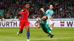 Kiper Slovenia, Jan Oblak, mengamankan gawangnya dari serangan pemain Inggris pada laga Grup F Kualifikasi Piala Dunia 2018 zona Eropa, di Stadion Stozice, Ljubljana, Rabu (12/10/2016) dini hari WIB. (Action Images via Reuters/Carl Recine)