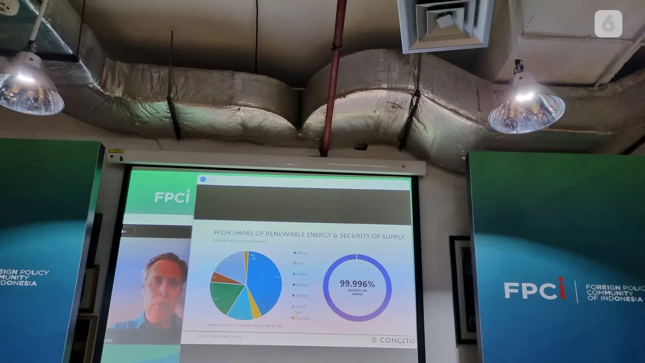 Torsten Hasforth Senior Economist Analysis lembaga think tank independen Denmark CONCITO dalam acara workshop bertajuk Transition Energy kerja sama dengan FPCI dan Kedutaan Denmar di Indonesia. (Liputan6.com/Tanti Yulianingsih)