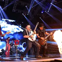 Aria Baron gitaris handal Indonesia ini berkolaborasi dengan band Kotak yang memiliki genre musik Rock. (Galih W. Satria/Bintang.com)