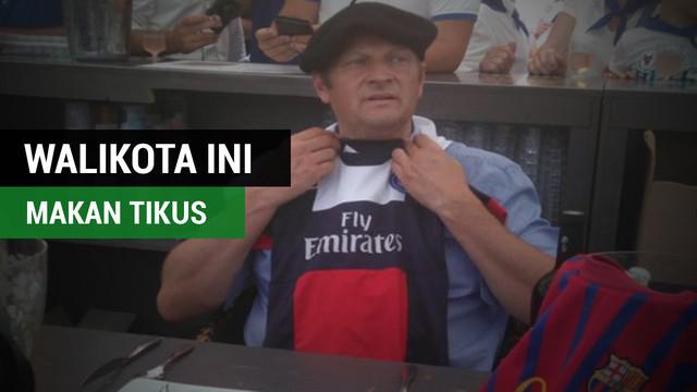 Walikota Mont-de-Marsan, Charles Dayot harus makan tikus karena kalah taruhan PSG Vs Barcelona.