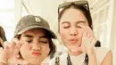 Mereka tampil dengan outfit kasual yang chic dan stylish [@azizahsalsha_/@fuji_an]