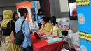 Para Cinemaholic saat menukarkan tiket untuk nonton bareng (nobar) film Minions di Blitz Megaplex Paris Van Java, Bandung, Sabtu (27/6/2015). (Liputan6.com/Helmi Afandi)