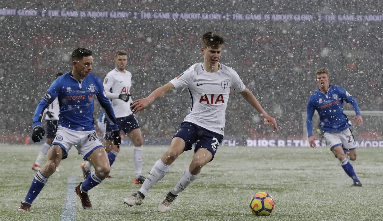 Pemain Tottenham, Juan Foyth (kanan) mengecoh pemain Rochdale, Ian Henderson pada babak kelima Piala FA  di Wembley stadium, London, (28/2/2018). Tottenham menang 6-1. (AP/Matt Dunham)