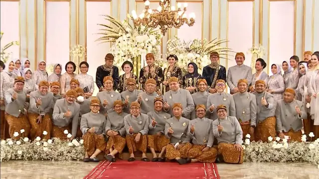 Gaya Kompak Menteri Jokowi Pakai Beskap Abu sambil Pose Finger Heart di Tasyakuran Kaesang-Erina