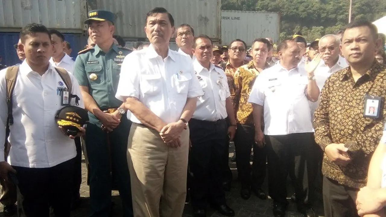 Menteri Koordinator Bidang Kemaritiman Luhut Binsar Pandjaitan di Pelabuhan Indah Kiat, Banten (Liputan6.com/Yandhi Deslatama)