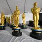 Patung Oscar menunggu lukisan Oscar 2023 di sepanjang Hollywood Boulevard selama persiapan Academy Awards ke-95 di Los Angeles, California, Rabu (8/3/2023). Komedian pemenang penghargaan Emmy di Amerika, Jimmy Kimmel kembali terpilih untuk membawakan acara Oscar tahun ini. (Photo by Patrick T. Fallon / AFP)