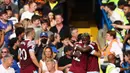 West Ham mencetak gol lagi melalui Maxwel Cornett pada menit ke-89. Namun gol tersebut dianulir wasit pada menit ke-90 setelah menyaksikan tayangan VAR karena dianggap sudah terjadi pelanggaran. (AFP/Adrian Dennis)