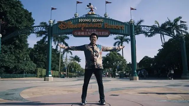 7 Gaya Liburan Bayu Skak di Hong Kong, Pakai Batik ke Disney Land