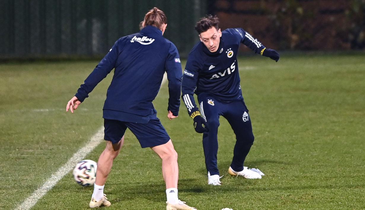 Pemain baru Fenerbahce, Mesut Ozil (kanan), saat mengikuti sesi latihan perdananya bersama tim, di Istanbul, Minggu, (24/1/2021). (Foto: AFP/Ozan Kose)