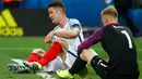 Ekspresi kesedihan pemain timnas Inggris, Gary Cahill setelah Inggris menderita kekalahan 1-2 dari Islandia pada babak 16 besar Euro 2016 yang digelar di Stadion Stade de Nice, Prancis, Selasa (28/6). (REUTERS/Kai Pfaffenbach Livepic)
