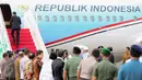 Presiden Jokowi memasuki pesawat kepresidenan di Bandara Halim Perdanakusuma, Jakarta, Jumat (11/9). Jokowi melaksanakan kunjungan kerja ke Arab Saudi, Qatar,dan Uni Emirat Arab untuk pembicaraan kerja sama di bidang ekonomi. (Liputan6.com/Faizal Fanani)